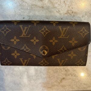 Excellent Like- new condition Louis Vuitton wallet in pink.